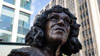 Patung Aktivis Betty Campbell Tegak Berdiri di Inggris