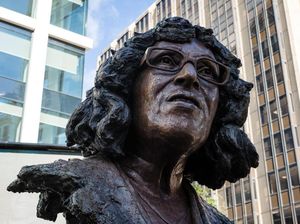 Patung Aktivis Betty Campbell Tegak Berdiri di Inggris Patung Aktivis Betty Campbell Tegak Berdiri di Inggris