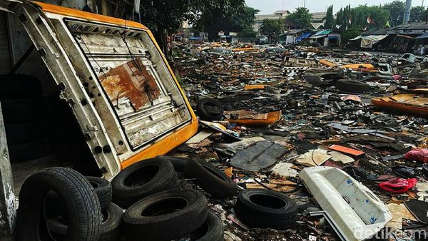 Penampakan Rongsokan Bus TransJakarta di Terminal Pulogadung