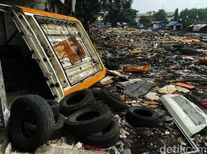 Penampakan Rongsokan Bus TransJakarta di Terminal Pulogadung
