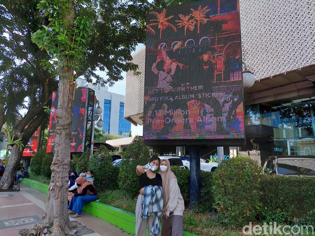 Penggemar Boyband NCT Jauh-jauh ke Surabaya Demi Foto Depan Videotron