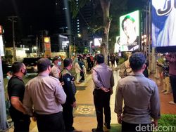 Penggemar NCT Diminta Tetap Prokes Saat Foto Depan Videotron di Surabaya
