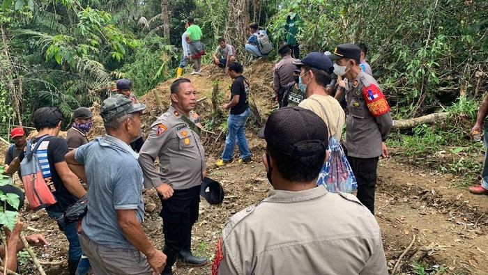 Konflik terkait pemasangan patok batas wilayah di perkebunan Bolingongot, Bolaang Mongondow (Bolmong), Sulawesi Utara (Sulut), mengakibatkan satu warga meninggal dunia dan empat orang lainnya mengalami luka-luka. Polisi mengusut kejadian yang menelan korban jiwa ini.