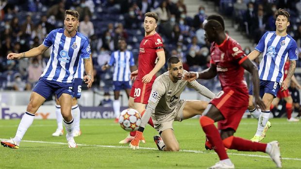 Porto's goalkeeper Diogo Costa, center, watches as Liverpool's Sadio Mane, foreground, scores his side's second goal during the Champions League group B soccer match between FC Porto and Liverpool at the Dragao stadium in Porto, Portugal, Tuesday, Sept. 28, 2021. (AP Photo/Luis Vieira)