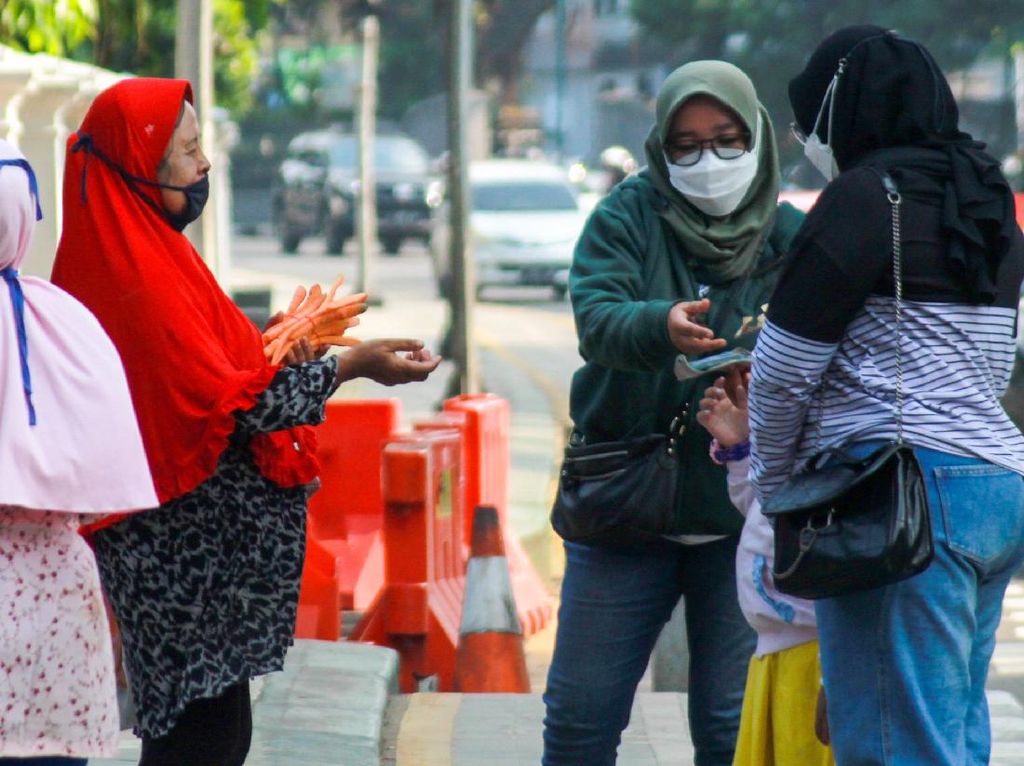 Potret Pilu Pedagang Wortel di Kebun Raya Bogor Potret Pilu Pedagang Wortel di Kebun Raya Bogor