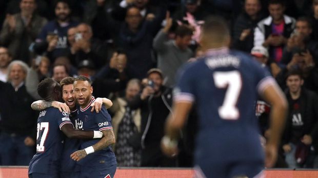 Soccer Football - Champions League - Group A - Paris St Germain v Manchester City - Parc des Princes, Paris, France - September 28, 2021 Paris St Germain's Lionel Messi celebrates scoring their second goal with Idrissa Gueye and Neymar REUTERS/Gonzalo Fuentes