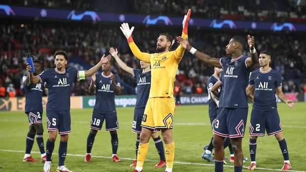 Soccer Football - Champions League - Group A - Paris St Germain v Manchester City - Parc des Princes, Paris, France - September 28, 2021 Paris St Germain's Marquinhos, Gianluigi Donnarumma and Presnel Kimpembe celebrate after the match REUTERS/Benoit Tessier