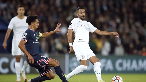 Soccer Football - Champions League - Group A - Paris St Germain v Manchester City - Parc des Princes, Paris, France - September 28, 2021 Paris St Germain's Marquinhos in action with Manchester City's Riyad Mahrez REUTERS/Benoit Tessier