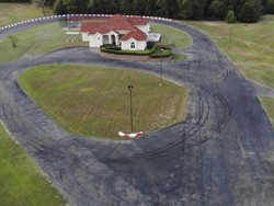 Rumah Ini Punya Fasilitas Tak Biasa: Sirkuit Balap dan Trek Motocross!