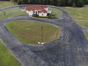 Rumah Ini Punya Fasilitas Tak Biasa: Sirkuit Balap dan Trek Motocross! Rumah Ini Punya Fasilitas Tak Biasa: Sirkuit Balap dan Trek Motocross!
