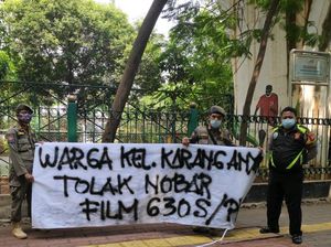 Satpol PP Copot 10 Spanduk Tolak Nobar G30S/PKI di Jakpus Satpol PP Copot 10 Spanduk Tolak Nobar G30S/PKI di Jakpus