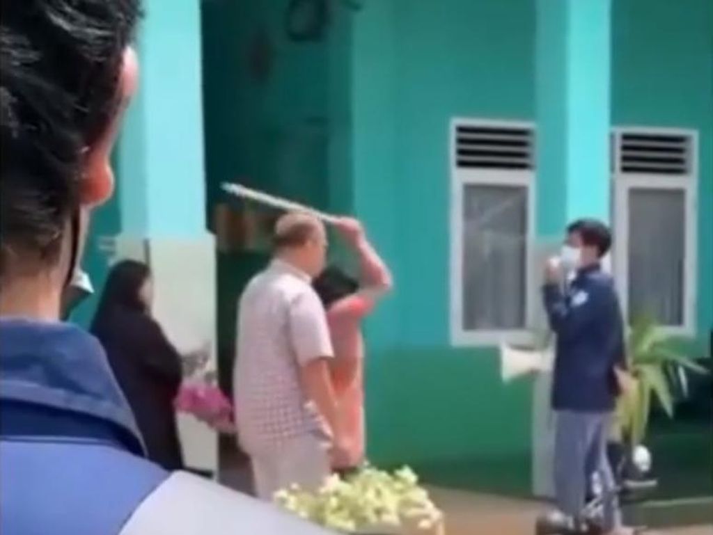 Viral Dosen di Kaltim Ngamuk Pakai Gagang Sapu Bubarkan Demo Mahasiswa