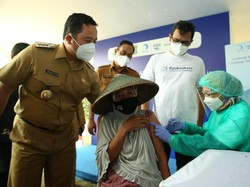 Pemerintah Pertimbangkan Vaksinasi Booster Gratis dan Berbayar