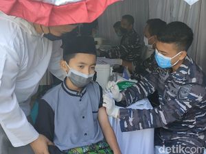 Percepat PTM di Pelosok, TNI AL Gelar Serbuan Vaksinasi di Pesantren Garut