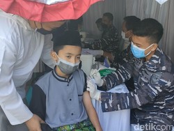 Percepat PTM di Pelosok, TNI AL Gelar Serbuan Vaksinasi di Pesantren Garut