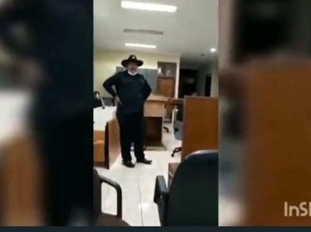 Viral Mandor Ngamuk Rusak Aset di Pemkab Bekasi, Polisi Turun Tangan Viral Mandor Ngamuk Rusak Aset di Pemkab Bekasi, Polisi Turun Tangan