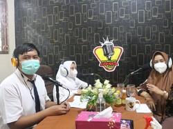 Walkot Mojokerto Ngobrol Santai & Adu Pantun di Podcast Siswa SMP