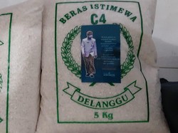 Gibran Bagi-bagi Beras Berstiker Fotonya, Dari Mana Dananya?