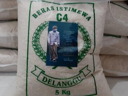 Ternyata! PDIP Solo Juga Ikut Bagi-bagikan Beras Berstiker Foto Gibran