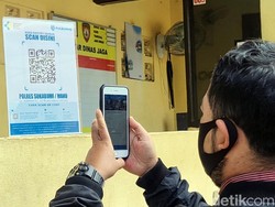 Reaksi Warga Saat Wajib Pindai Kode QR di Mapolres Sukabumi