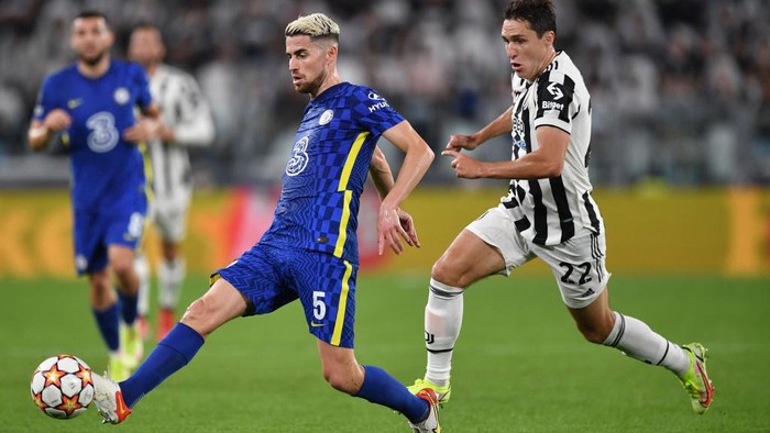 TURIN, ITALY - SEPTEMBER 29: Jorginho of Chelsea makes a pass whilst under pressure from Federico Chiesa of Juventus during the UEFA Champions League group H match between Juventus and Chelsea FC at the Juventus Stadium on September 29, 2021 in Turin, Italy. (Photo by Valerio Pennicino/Getty Images)