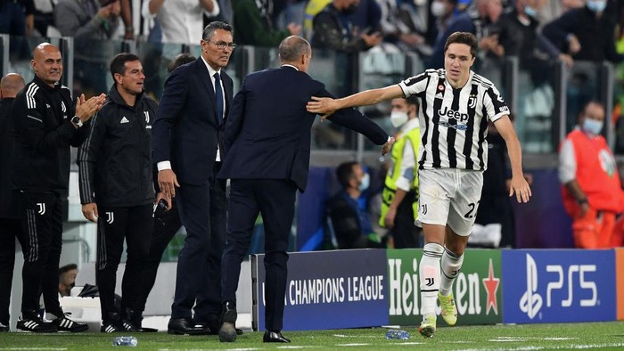 TURIN, ITALY - SEPTEMBER 29: Federico Chiesa of Juventus celebrates after scoring their sides first goal with Massimiliano Allegri, Head Coach of Juventus during the UEFA Champions League group H match between Juventus and Chelsea FC at the Juventus Stadium on September 29, 2021 in Turin, Italy. (Photo by Valerio Pennicino/Getty Images)