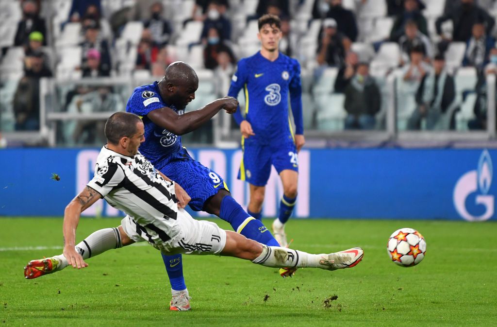 TURIN, ITALY - SEPTEMBER 29: Romelu Lukaku of Chelsea shoots whilst under pressure from Leonardo Bonucci of Juventus during the UEFA Champions League group H match between Juventus and Chelsea FC at the Juventus Stadium on September 29, 2021 in Turin, Italy. (Photo by Valerio Pennicino/Getty Images)