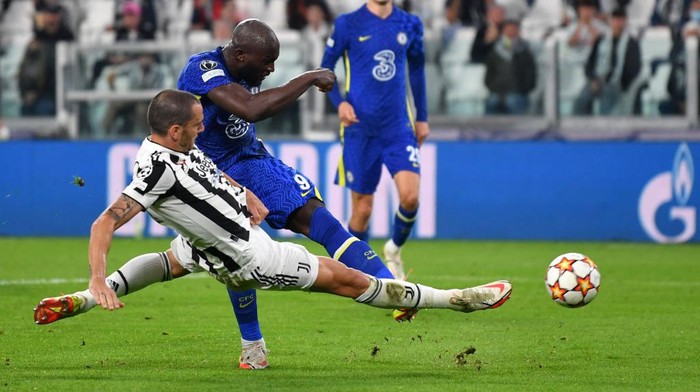 TURIN, ITALY - SEPTEMBER 29: Romelu Lukaku of Chelsea shoots whilst under pressure from Leonardo Bonucci of Juventus during the UEFA Champions League group H match between Juventus and Chelsea FC at the Juventus Stadium on September 29, 2021 in Turin, Italy. (Photo by Valerio Pennicino/Getty Images)