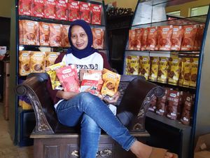 25 Tahun Ngantor, Wanita Ini Nekat Jual Keripik Pisang Beromzet Puluhan Juta