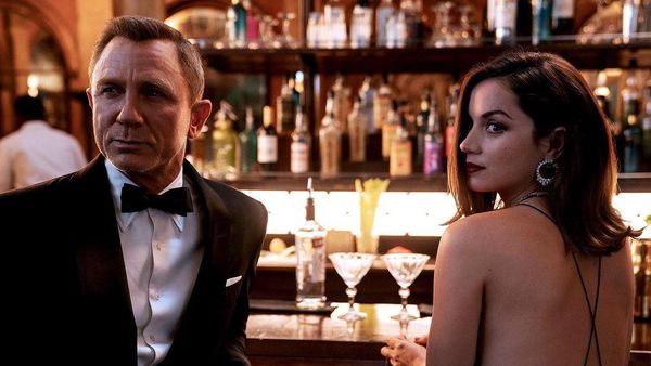 Ana de Armas, Bond Girl yang Hobi Makan di Pinggir Pantai