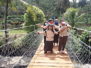 Anak-anak di Tenjolaut Tak Perlu Lagi Bertaruh Nyawa Pergi ke Sekolah