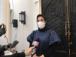 Jelang Pemeriksaan di Polda Metro, Pengacara Tiba Tanpa Anak Nia Daniaty