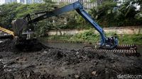 Antisipasi Banjir, Lumpur Kali Krukut Dikeruk
