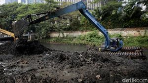 Antisipasi Banjir, Lumpur Kali Krukut Dikeruk