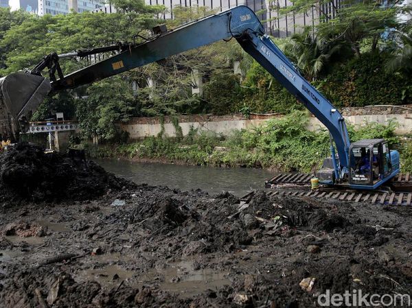 Antisipasi Banjir, Lumpur Kali Krukut Dikeruk