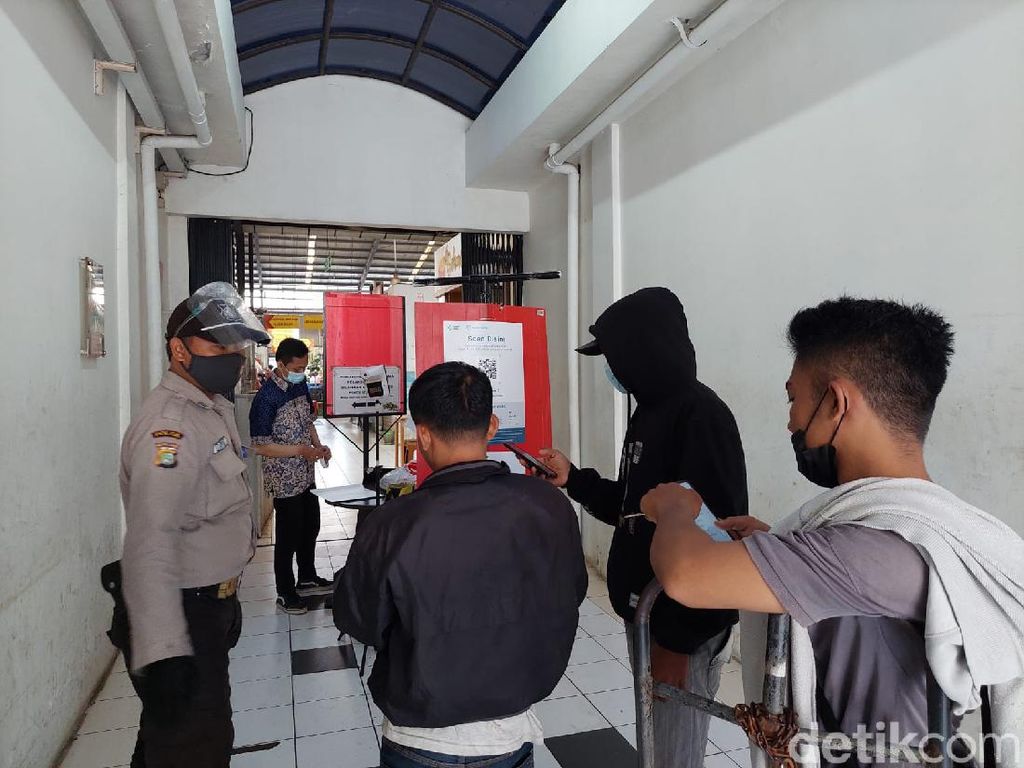 Uji Coba PeduliLindungi di Pasar, Pedagang Antre Mengular Uji Coba PeduliLindungi di Pasar, Pedagang Antre Mengular