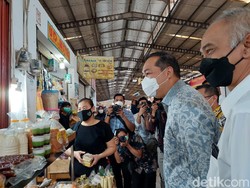 Mendag Lutfi Blusukan ke Pasar Cek Aplikasi PeduliLindungi