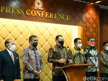 Adu Batik Pesohor di Senayan