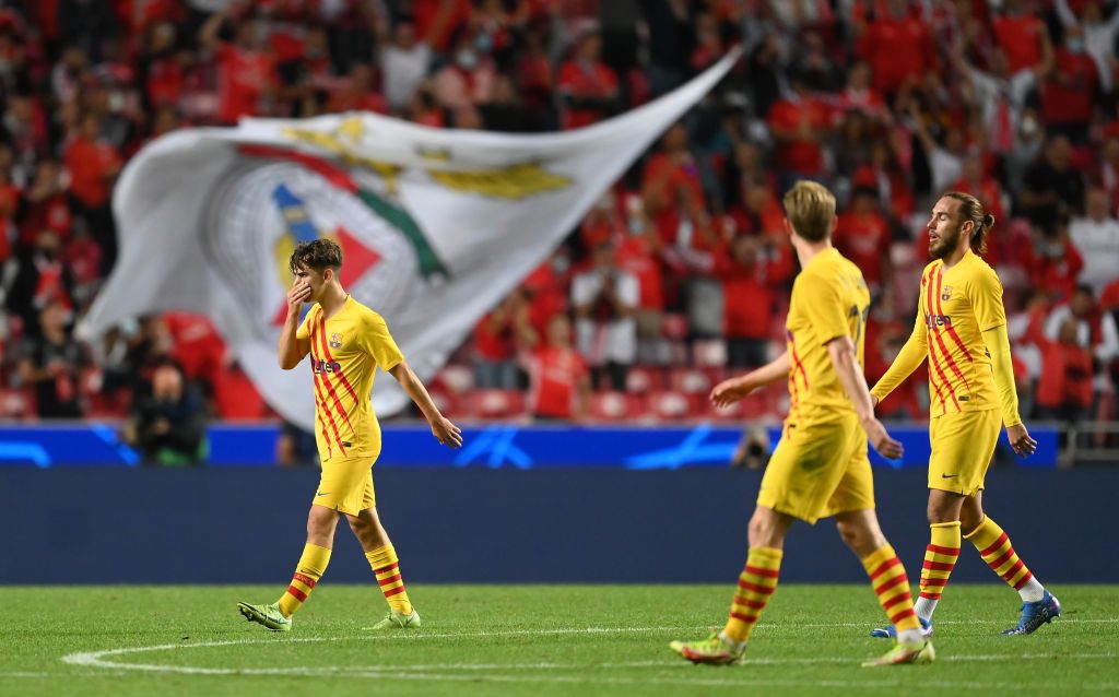LISBON, PORTUGAL - SEPTEMBER 29: Gavi, Frenkie de Jong and Oscar Mingueza walk off the field dejected after the UEFA Champions League group E match between SL Benfica and FC Barcelona at Estadio da Luz on September 29, 2021 in Lisbon, Portugal. (Photo by David Ramos/Getty Images)