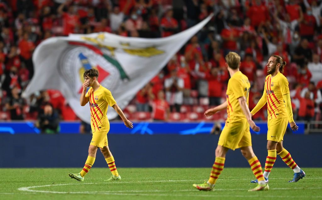 Barcelona LISBON, PORTUGAL - SEPTEMBER 29: Gavi, Frenkie de Jong and Oscar Mingueza walk off the field dejected after the UEFA Champions League group E match between SL Benfica and FC Barcelona at Estadio da Luz on September 29, 2021 in Lisbon, Portugal. (Photo by David Ramos/Getty Images)