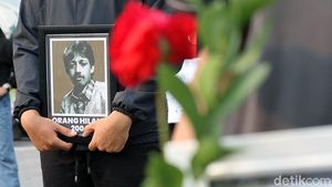 Bawa Foto Munir, BEM UNS Gelar Aksi September Hitam
