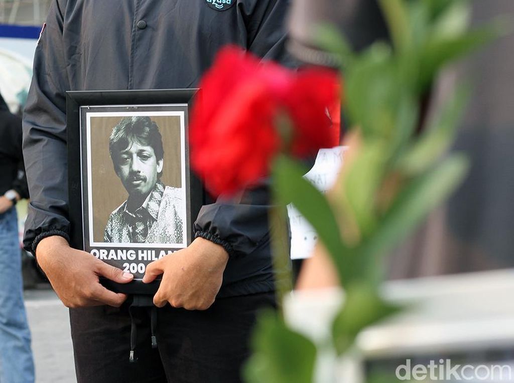 Bawa Foto Munir, BEM UNS Gelar Aksi September Hitam Bawa Foto Munir, BEM UNS Gelar Aksi September Hitam