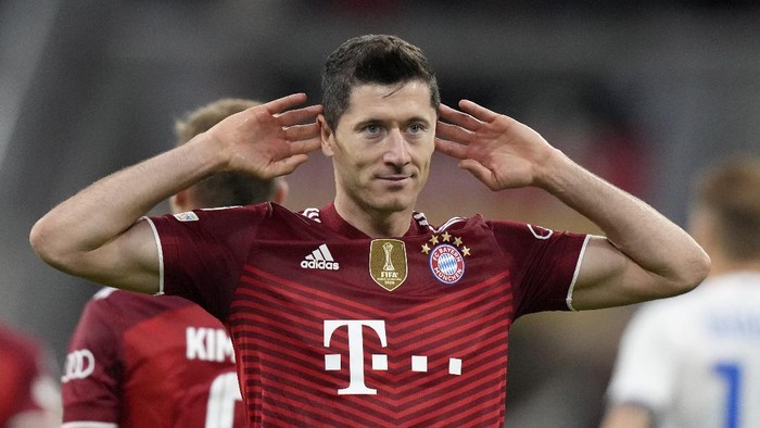 Bayern's Robert Lewandowski celebrates after scoring his side's second goal during the Champions League group E soccer match between Bayern Munich and Dynamo Kyiv in Munich, Germany, Wednesday, Sept. 29, 2021. (AP Photo/Matthias Schrader)