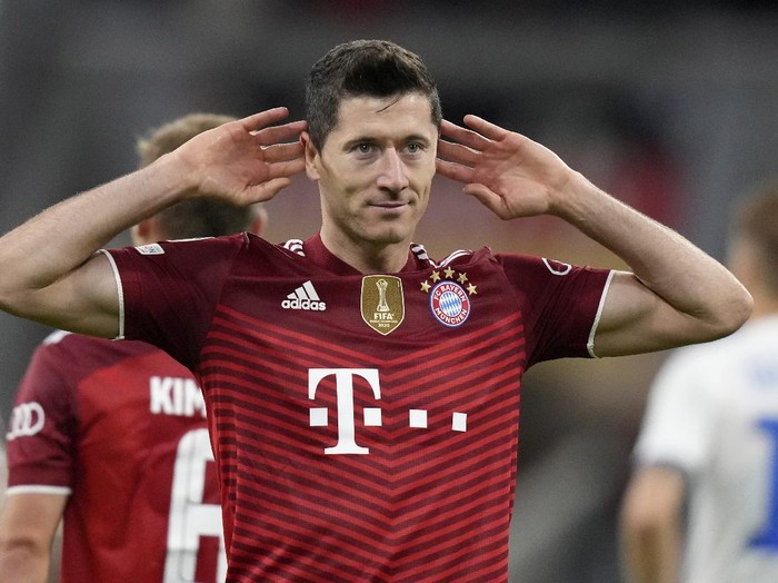 Bayern's Robert Lewandowski celebrates after scoring his side's second goal during the Champions League group E soccer match between Bayern Munich and Dynamo Kyiv in Munich, Germany, Wednesday, Sept. 29, 2021. (AP Photo/Matthias Schrader)