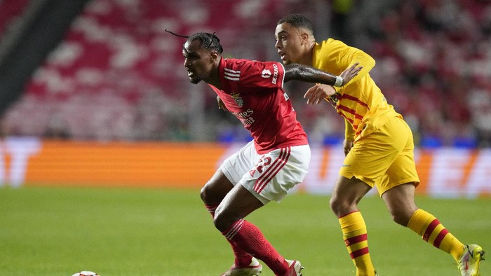 Benficas Valentino Lazaro, left challenges for the ball with Barcelonas Sergino Dest during a Group E Champions League soccer match between Benfica and Barcelona at the Luz stadium in Lisbon, Portugal, Wednesday, Sept. 29, 2021. (AP Photo/Armando Franca)