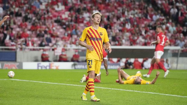 Barcelona's Frenkie de Jong reacts during a Group E Champions League soccer match between Benfica and Barcelona at the Luz stadium in Lisbon, Portugal, Wednesday, Sept. 29, 2021. (AP Photo/Armando Franca)