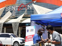 BNPB Bagikan Masker & Edukasi Prokes di Bandara Sentani Jelang PON XX