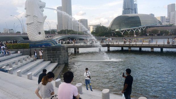 Kasus harian COVID-19 di Singapura terus cetak rekor baru. Pada Rabu (29/9) kemarin kasus harian COVID-19 Singapura bahkan melampaui kasus harian di Indonesia.