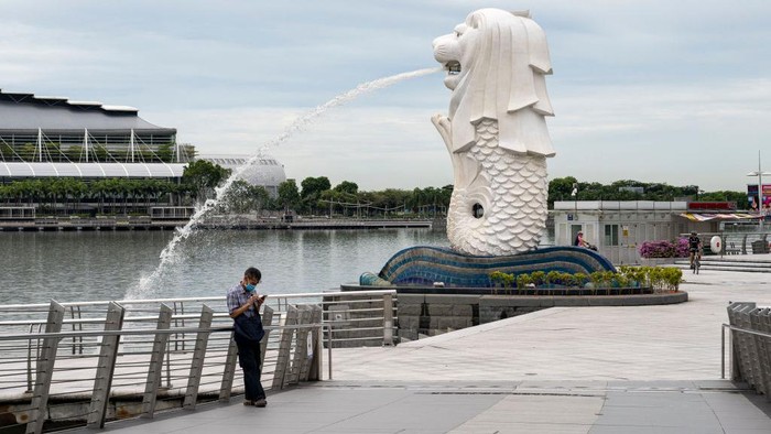 Kasus harian COVID-19 di Singapura terus cetak rekor baru. Pada Rabu (29/9) kemarin permasalahan harian COVID-19 Singapura bahkan melebihi permasalahan harian di Indonesia.