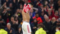 Ronaldo merayakan gol teranyarnya buat MU dengan buka baju. (Foto: AP/Dave Thompson)